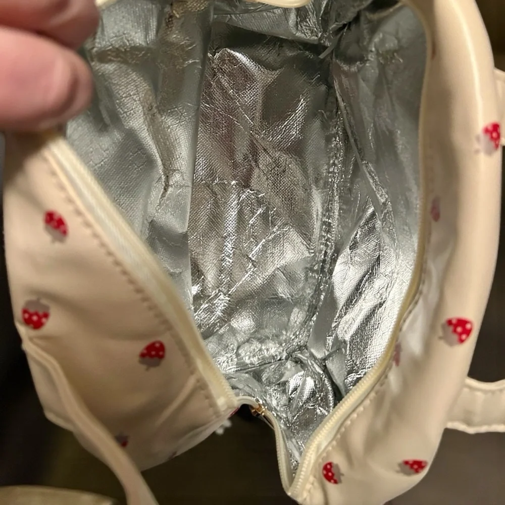 🍓 Berry Chic! Insulated Strawberry Lunch Tote - Picture 4 of 5